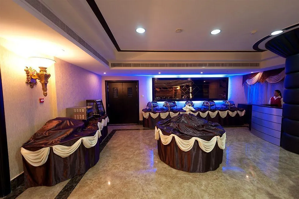 Royal Grand Suite Hotel Šardžá 4*,